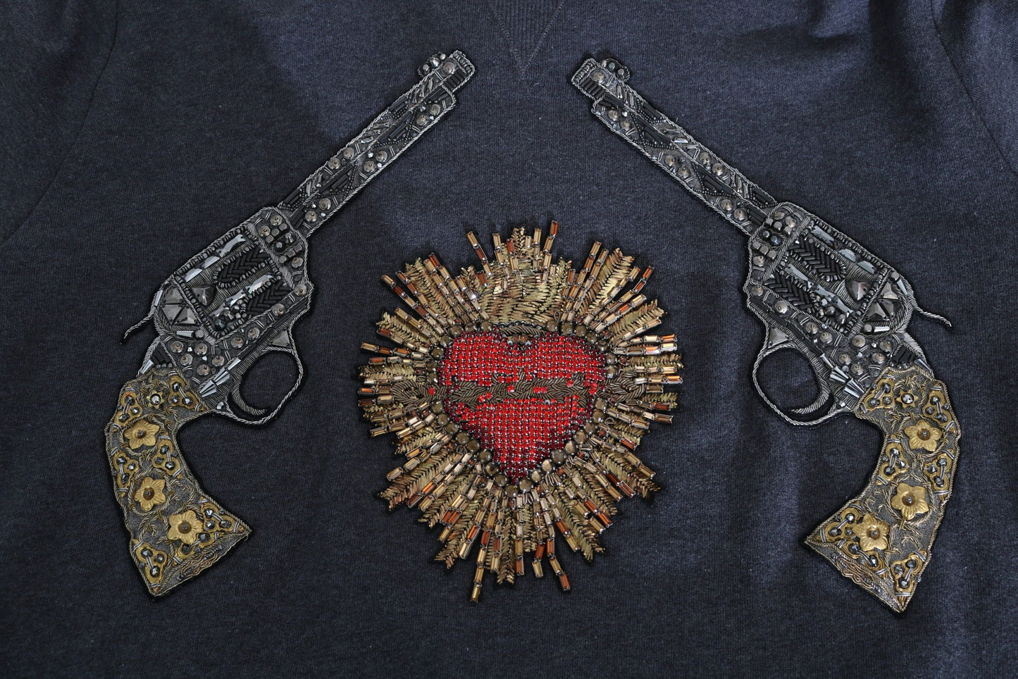 Dolce & Gabbana Suéter gris con motivo de pistola de corazón de cristal