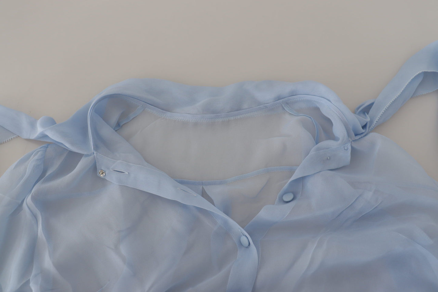 Dolce & Gabbana Blusa elegante de seda con cuello Ascot en azul claro