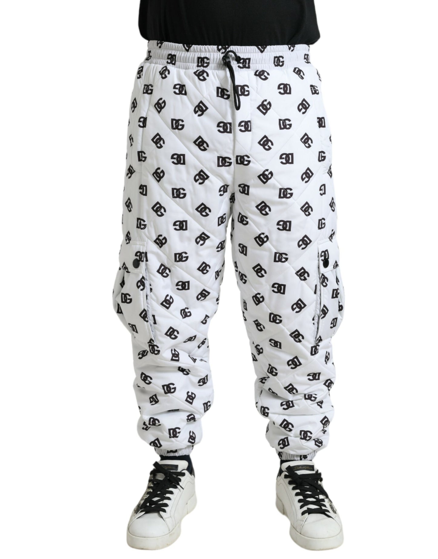 Pantalones deportivos blancos elegantes de Dolce & Gabbana con el icónico estampado DG