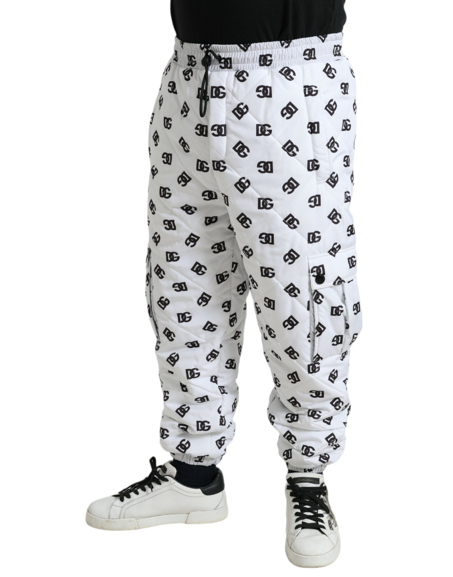 Pantalones deportivos blancos elegantes de Dolce & Gabbana con el icónico estampado DG