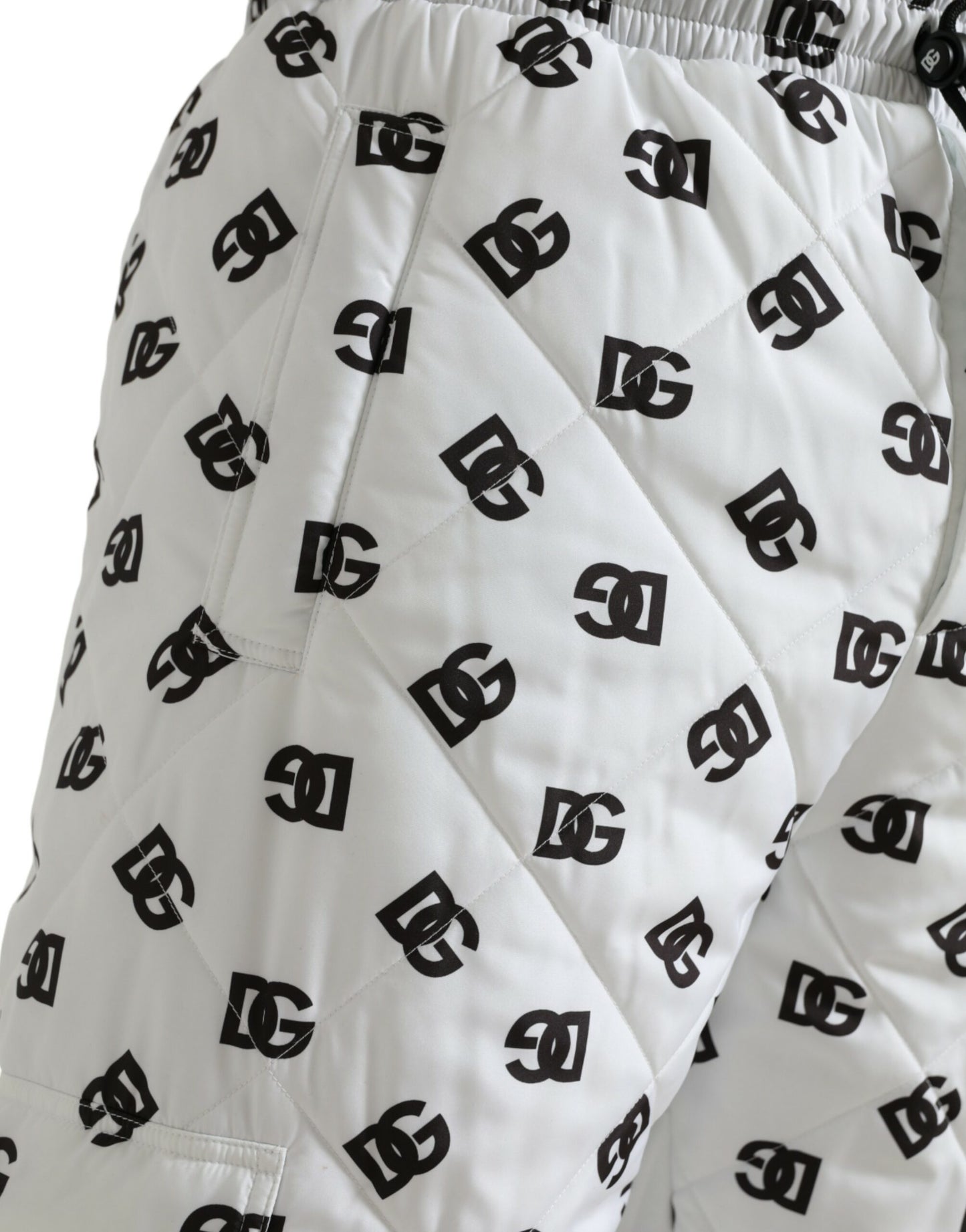 Pantalones deportivos blancos elegantes de Dolce & Gabbana con el icónico estampado DG