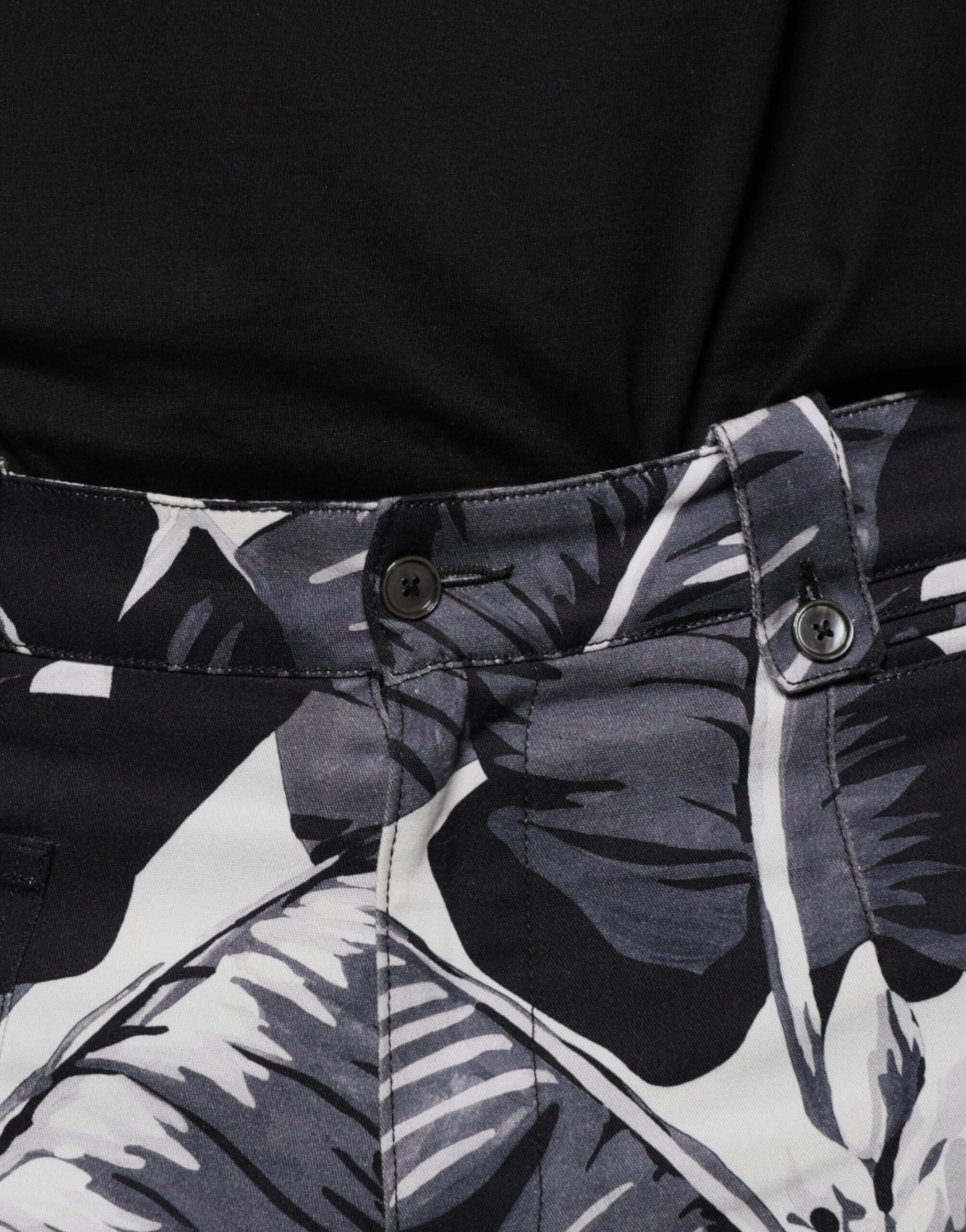 Pantalones capri elásticos de algodón con estampado de hojas de plátano en color gris de Dolce & Gabbana