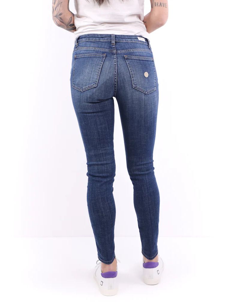 Enfilez le jean slim bleu denim plus ample