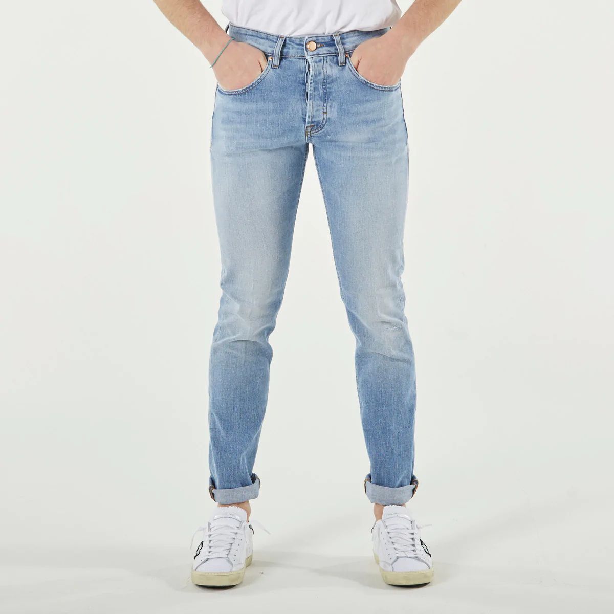 Enfilez le jean slim bleu clair plus ample