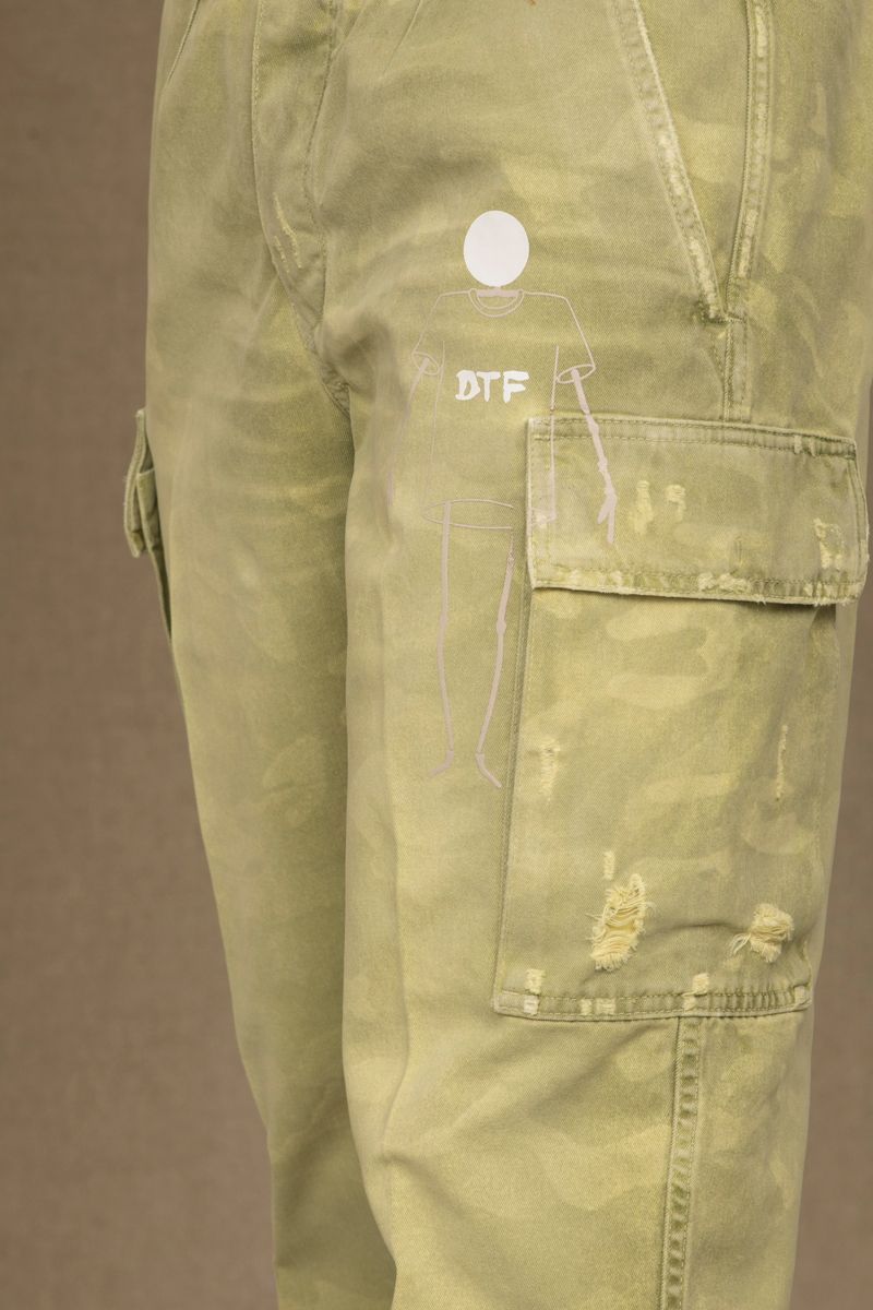 Enfilez le jean de créateur taille moyenne vert militaire plus ample