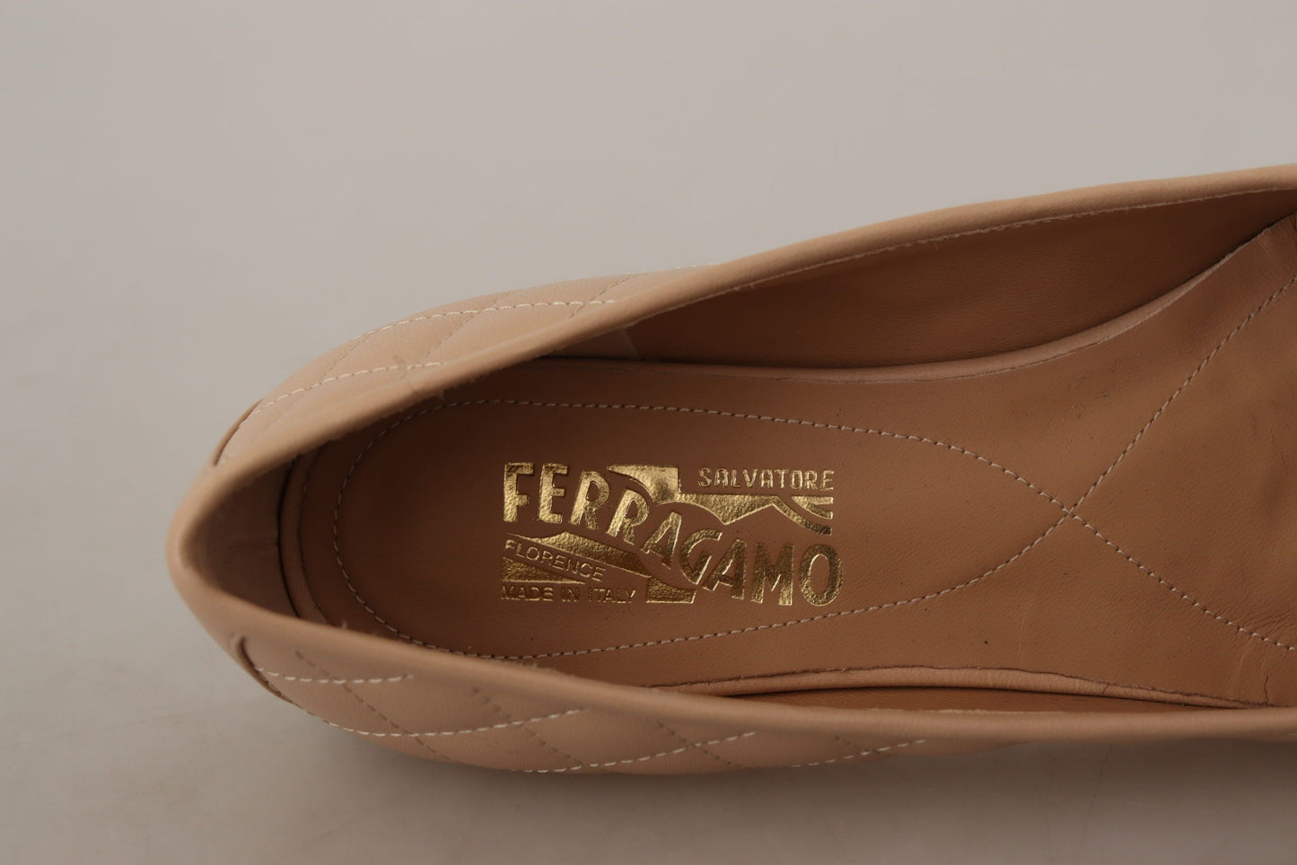 Salvatore Ferragamo chaussures plates en cuir matelassé - design bicolore