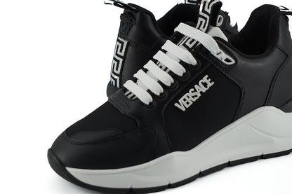 Versace Zapatillas de piel de becerro en blanco y negro