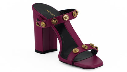 Sandalias de tacón alto de piel de becerro morada de Versace