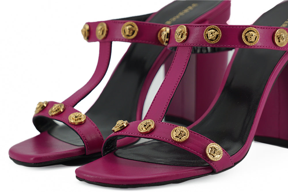 Sandalias de tacón alto de piel de becerro morada de Versace