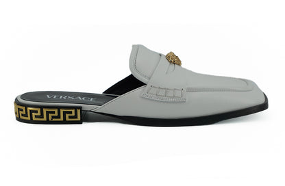 Versace zapatos planos tipo chanclas de piel de becerro blanca