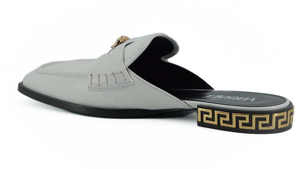 Versace zapatos planos tipo chanclas de piel de becerro blanca