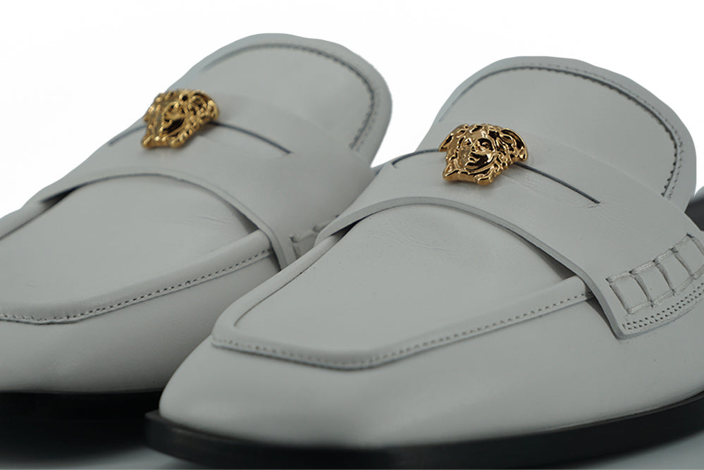 Versace zapatos planos tipo chanclas de piel de becerro blanca