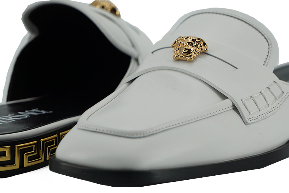 Claquettes plates en cuir blanc Versace