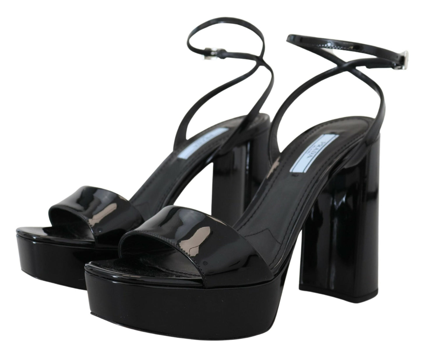 Prada eleva tu elegancia con tacones negros brillantes