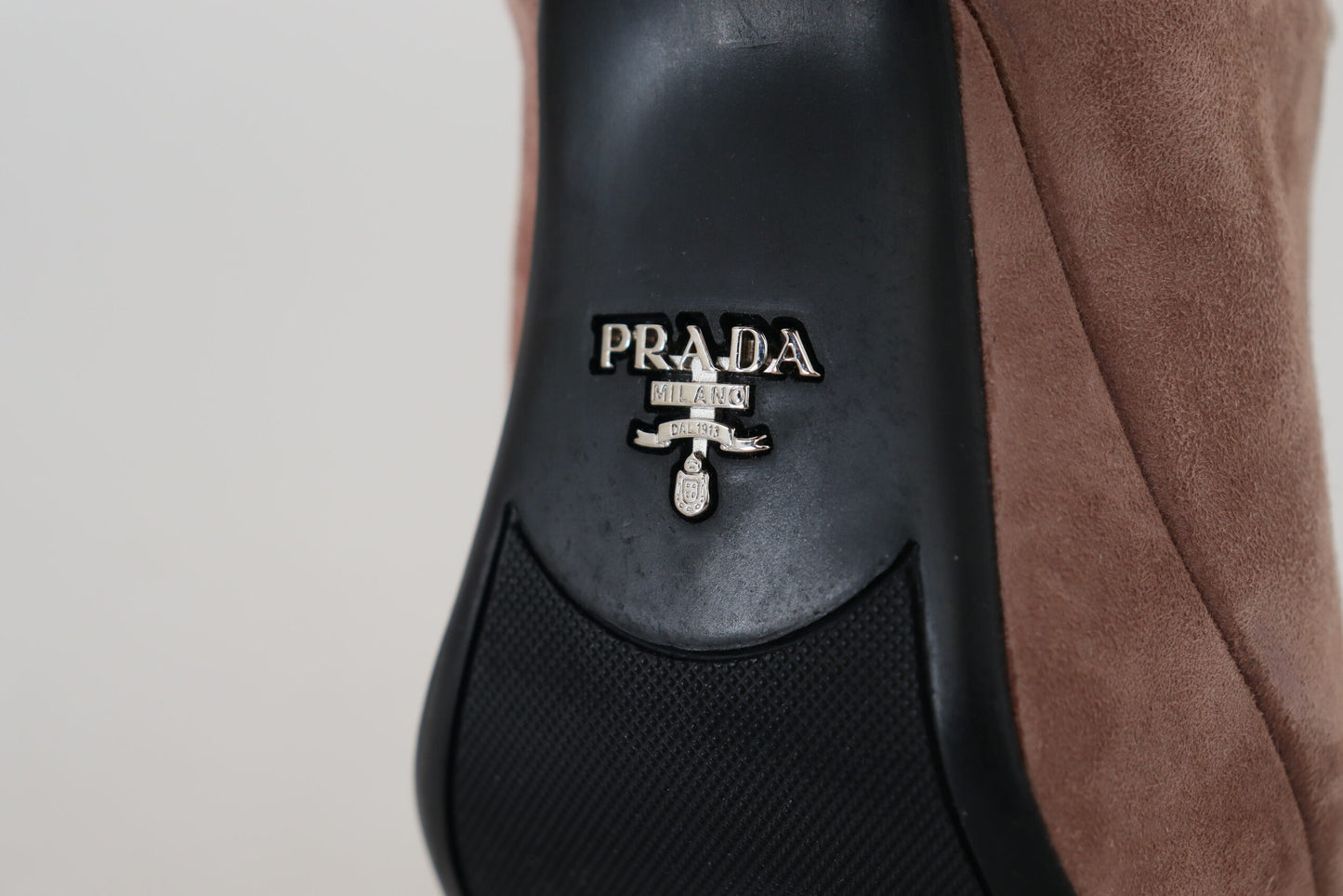 Prada elegantes tacones de ante rosa oscuro