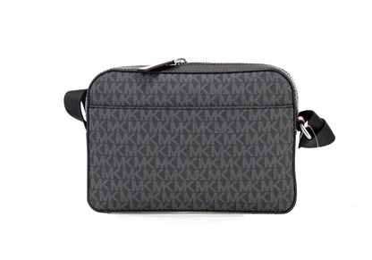 Michael Kors Cooper Bolso bandolera pequeño de PVC con firma en negro y rosa